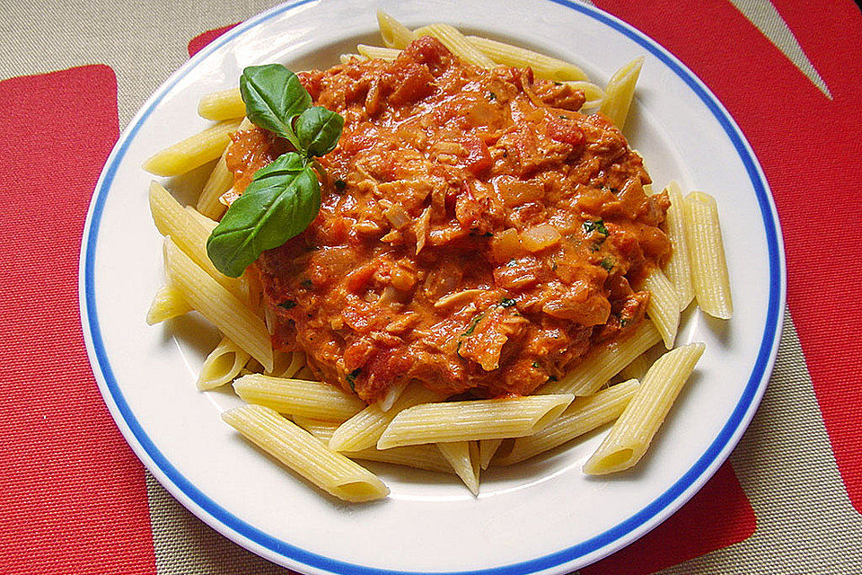 Nudeln in leichter, sämiger Thunfisch-Tomaten-Käse Sauce