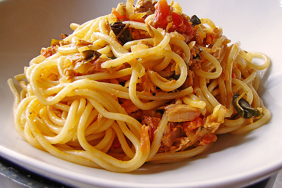 Nudeln in leichter, sämiger Thunfisch-Tomaten-Käse Sauce