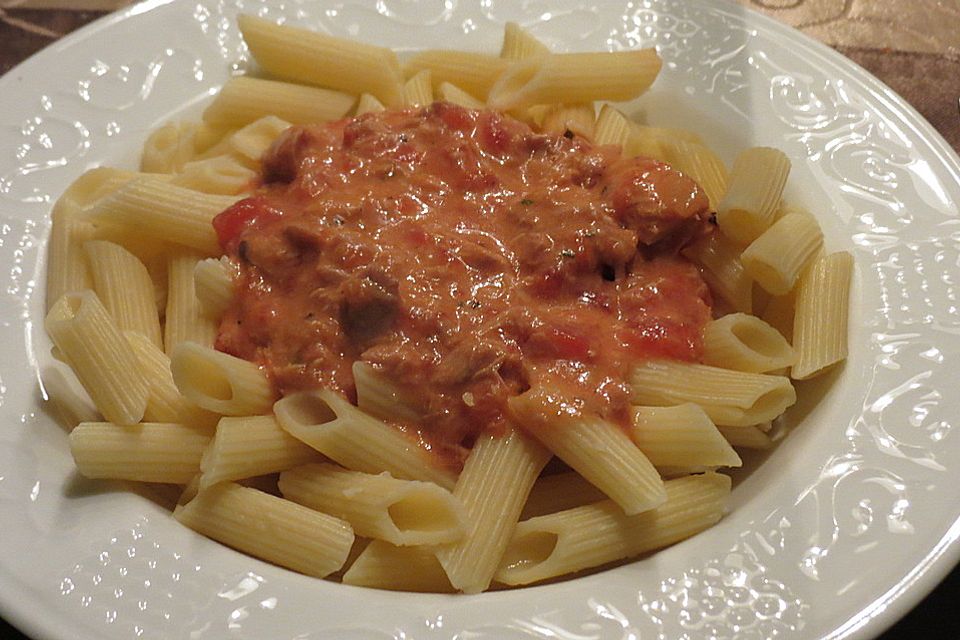 Nudeln in leichter, sämiger Thunfisch-Tomaten-Käse Sauce