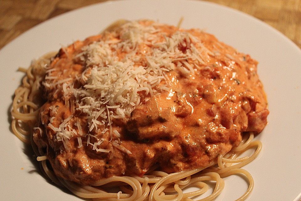 Nudeln in leichter, sämiger Thunfisch-Tomaten-Käse Sauce