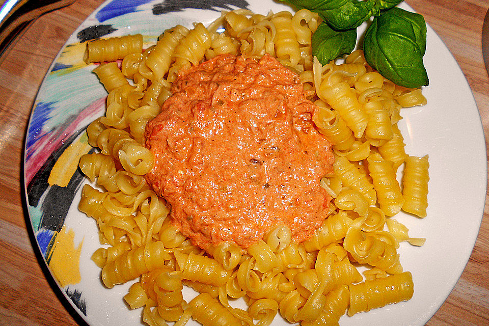 Nudeln in leichter, sämiger Thunfisch-Tomaten-Käse Sauce