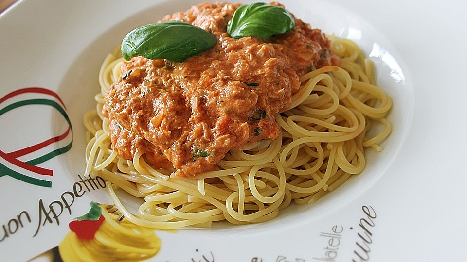 Nudeln In Leichter Samiger Thunfisch Tomaten Kase Sauce Von Siaba Chefkoch