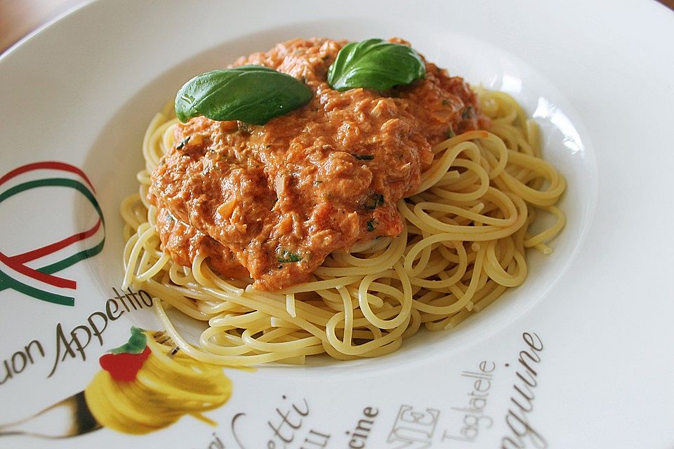 Nudeln in leichter, sämiger Thunfisch-Tomaten-Käse Sauce