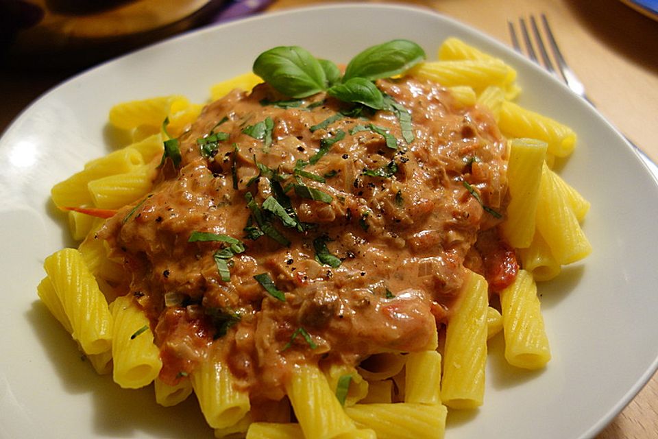 Nudeln in leichter, sämiger Thunfisch-Tomaten-Käse Sauce