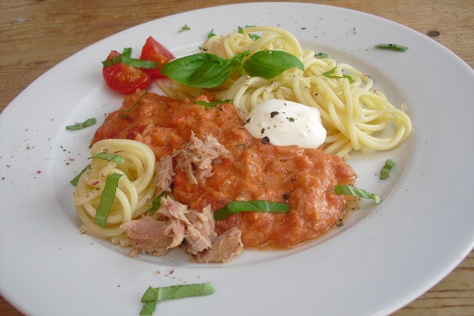 Nudeln in leichter, sämiger Thunfisch-Tomaten-Käse Sauce