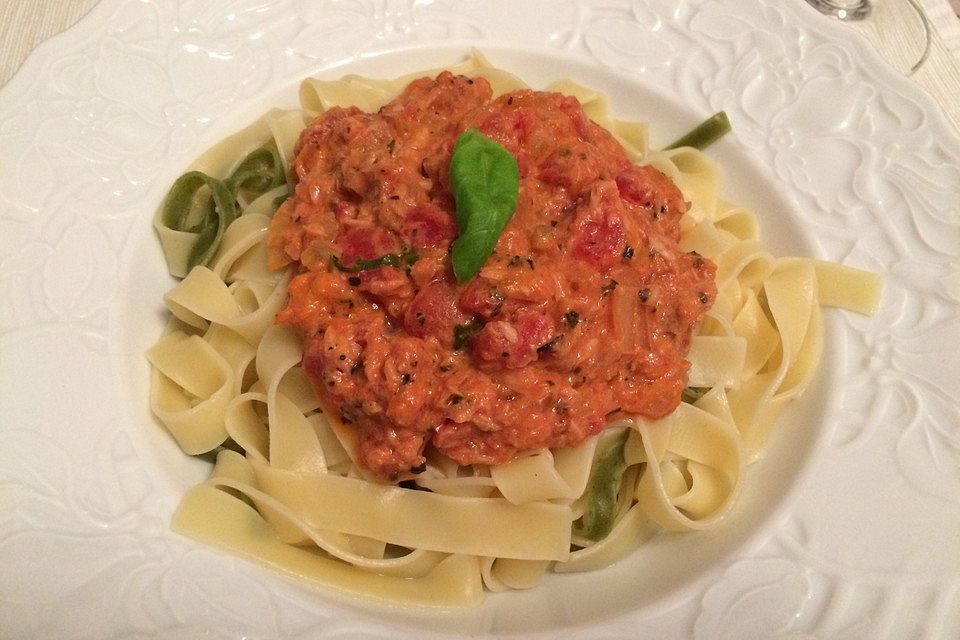 Nudeln in leichter, sämiger Thunfisch-Tomaten-Käse Sauce