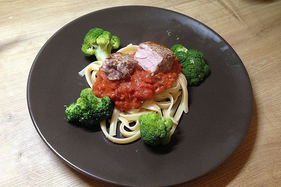 Schweinemedallions mit Tagliatelle an Tomatensoße