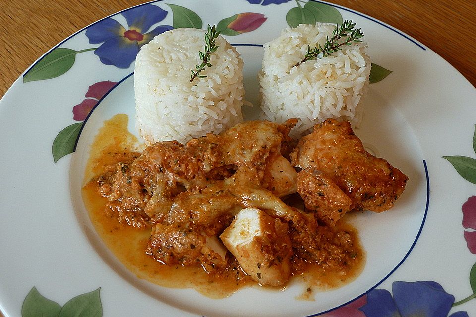 Fischfilet mit Tomatensoße und Käse überbacken