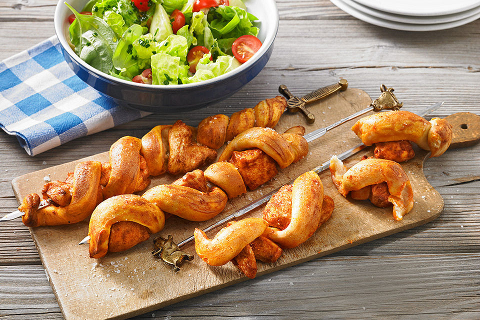 Grillspieß mit Huhn und Brezenteig