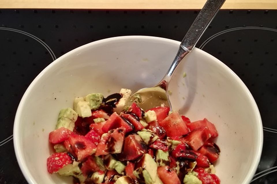 Avocado-Erdbeersalat mit Ingwerdressing