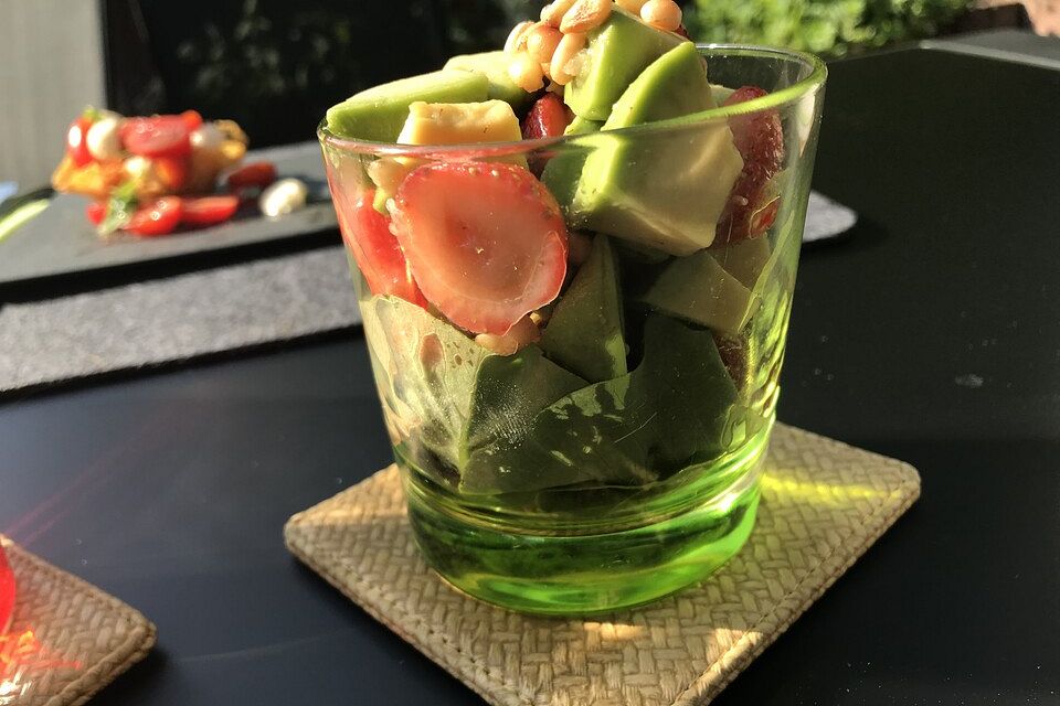 Avocado-Erdbeersalat mit Ingwerdressing