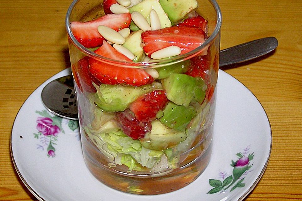 Avocado-Erdbeersalat mit Ingwerdressing