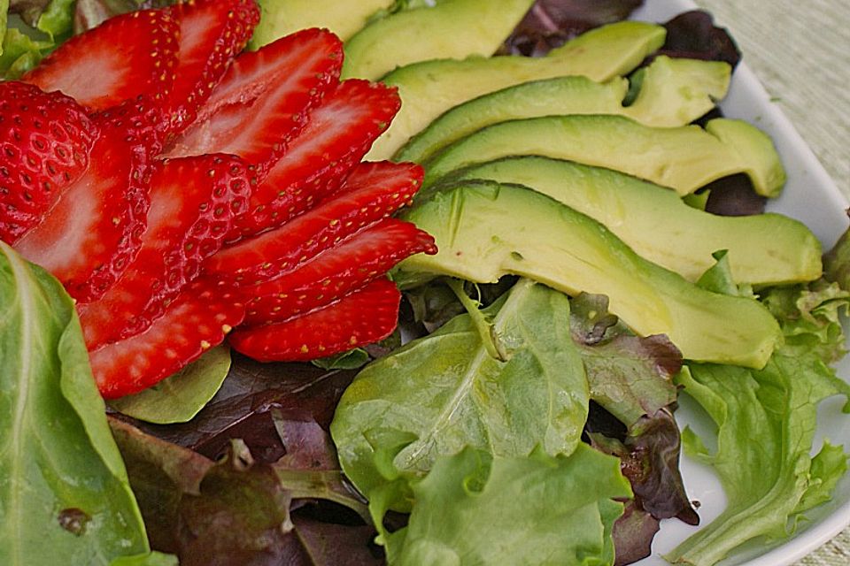 Avocado-Erdbeersalat mit Ingwerdressing