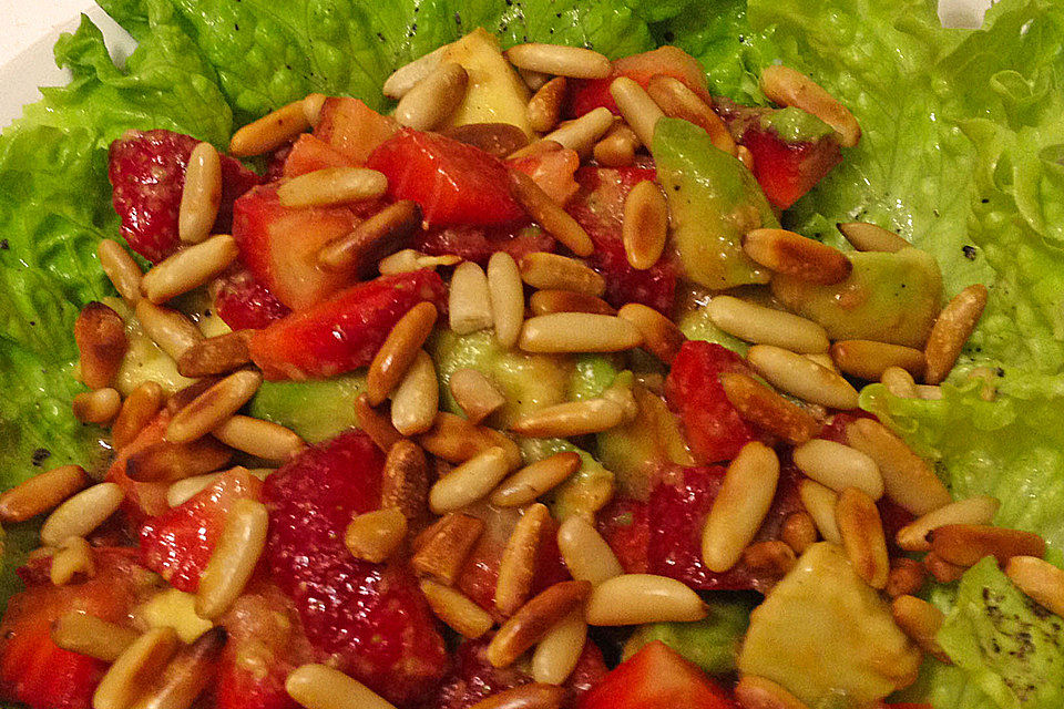 Avocado-Erdbeersalat mit Ingwerdressing