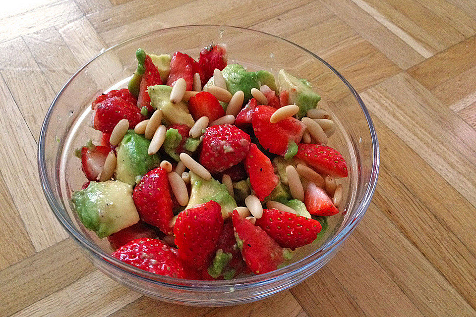 Avocado-Erdbeersalat mit Ingwerdressing