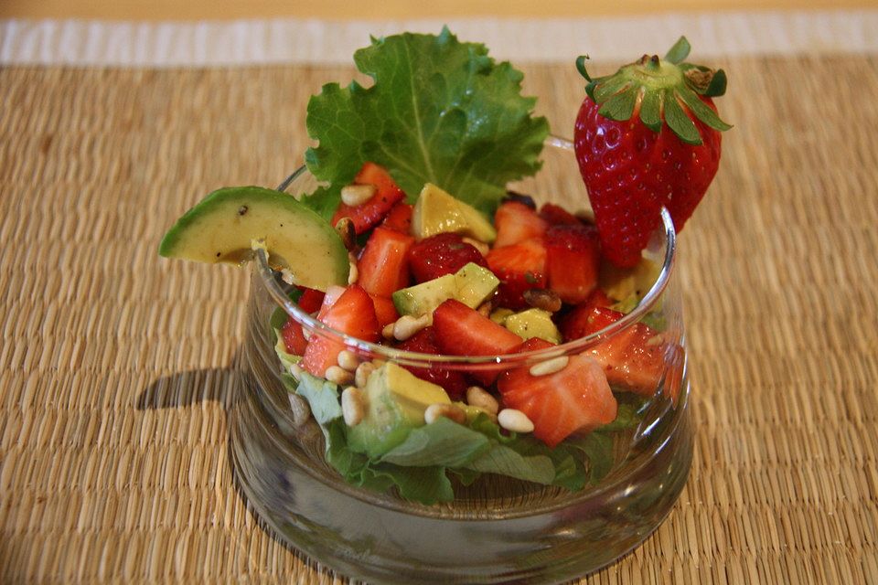 Avocado-Erdbeersalat mit Ingwerdressing