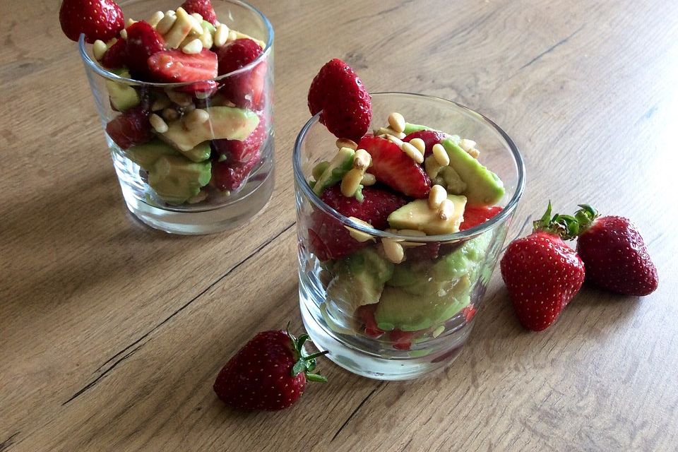 Avocado-Erdbeersalat mit Ingwerdressing