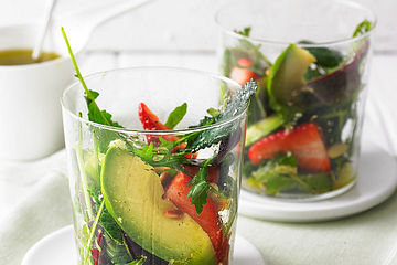 Avocado-Erdbeersalat mit Ingwerdressing