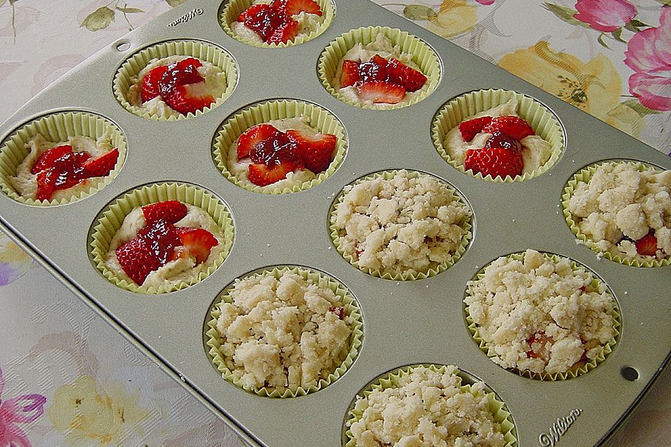 Erdbeer - Muffins mit Rhabarberfüllung Erdbeer - Muffins mit Rhabarberfüllung