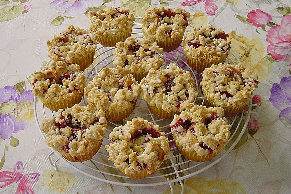 Erdbeer - Muffins mit Rhabarberfüllung Erdbeer - Muffins mit Rhabarberfüllung