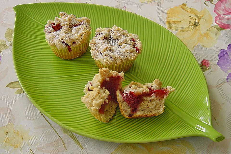 Erdbeer - Muffins mit Rhabarberfüllung Erdbeer - Muffins mit Rhabarberfüllung