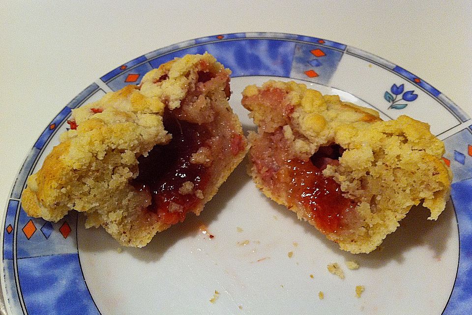 Erdbeer - Muffins mit Rhabarberfüllung Erdbeer - Muffins mit Rhabarberfüllung