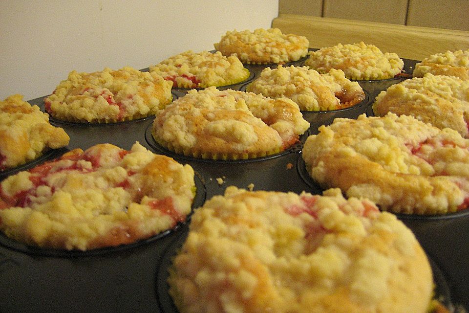 Erdbeer - Muffins mit Rhabarberfüllung Erdbeer - Muffins mit Rhabarberfüllung
