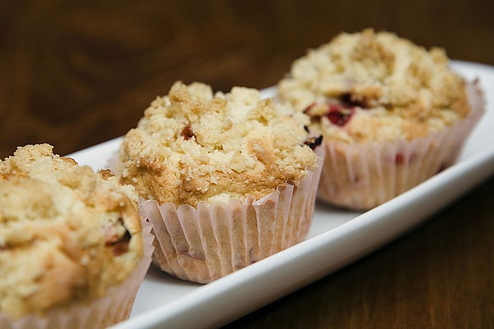 Erdbeer - Muffins mit Rhabarberfüllung