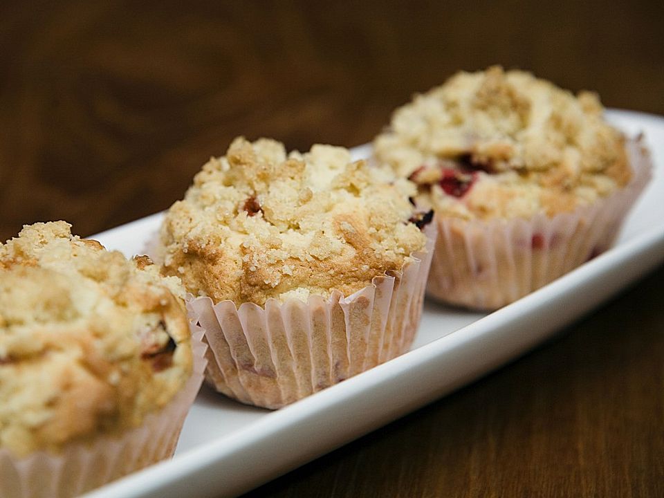 Erdbeer - Muffins mit Rhabarberfüllung von chefkoch| Chefkoch