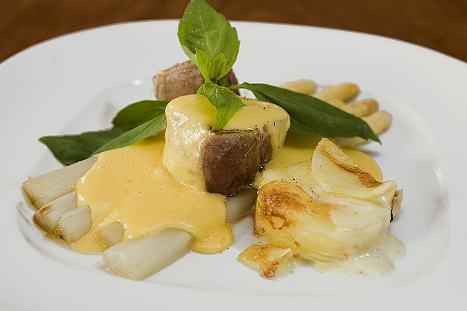 Spargel mit Sauce Hollandaise, gebratenem Schweinefilet und Kartoffelgratin