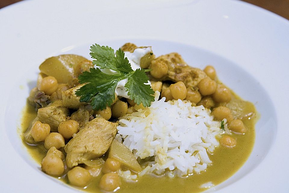 Hühnchencurry mit Kichererbsen und Mangostücken