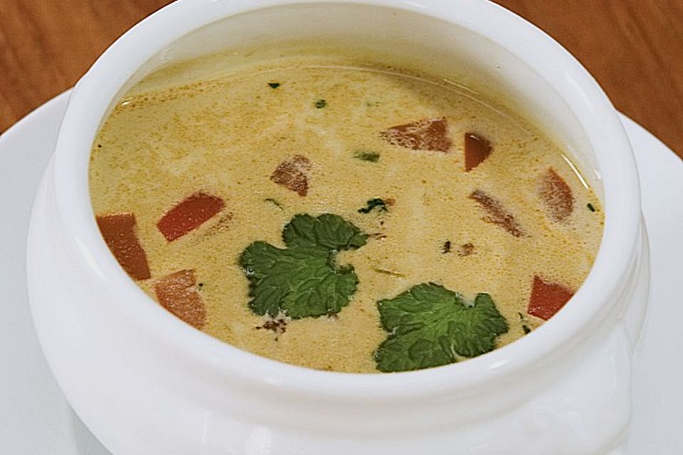 Suppe von rotem Curry mit Kokosmilch und schwarzen Linsen