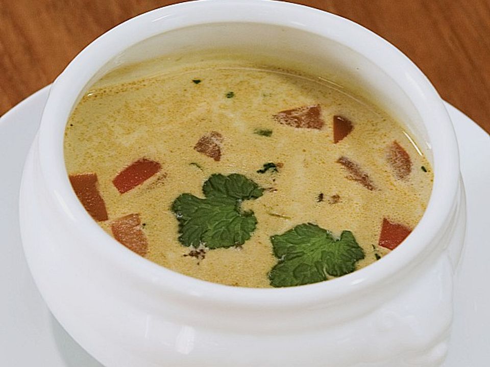 Suppe von rotem Curry mit Kokosmilch und schwarzen Linsen