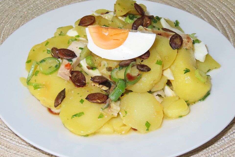 Kartoffelsalat mit Kürbiskernen und kaltem Braten