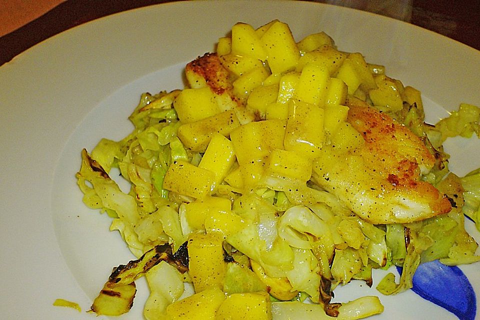 Tilapiafilet mit Kokos - Mango - Sauce und gebratenem Spitzkohl