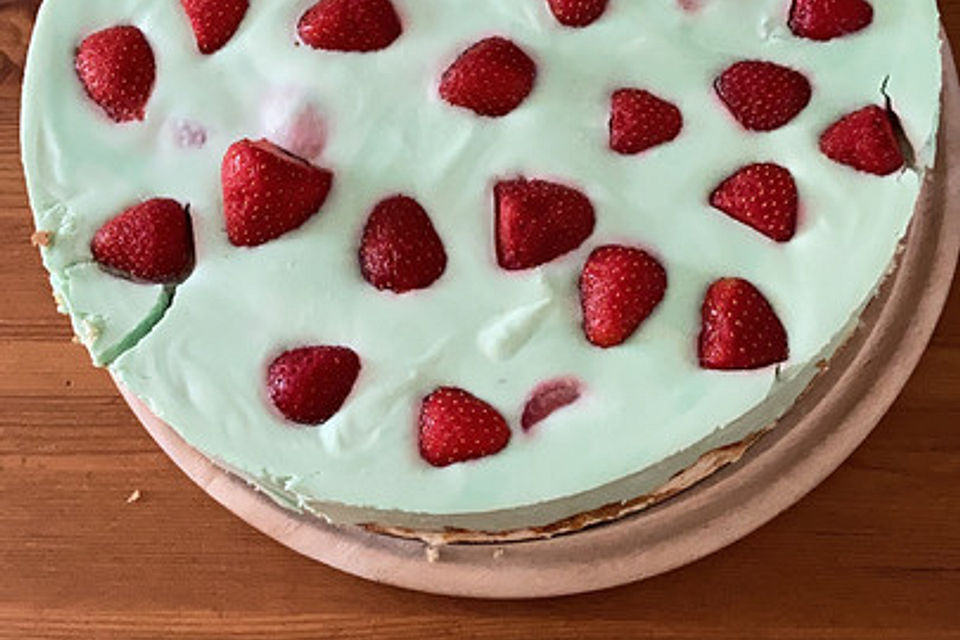 Waldmeister - Frischkäse - Torte mit Erdbeeren