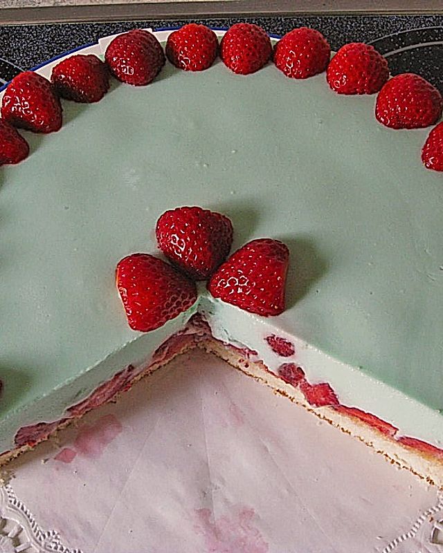Waldmeister - Frischkäse - Torte mit Erdbeeren