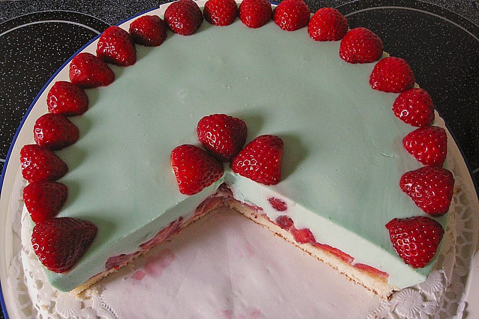 Waldmeister - Frischkäse - Torte mit Erdbeeren