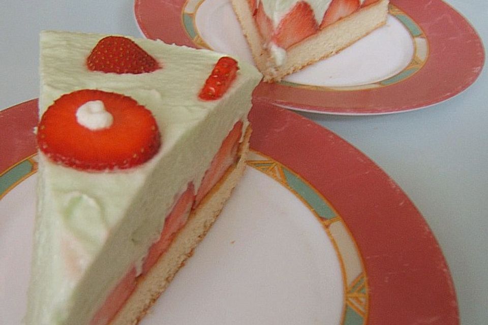 Waldmeister - Frischkäse - Torte mit Erdbeeren