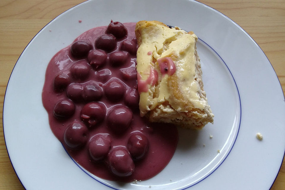 Pfannenkuchen - Quarkstrudel mit heißen Zimt - Sauerkirschen und Schmand