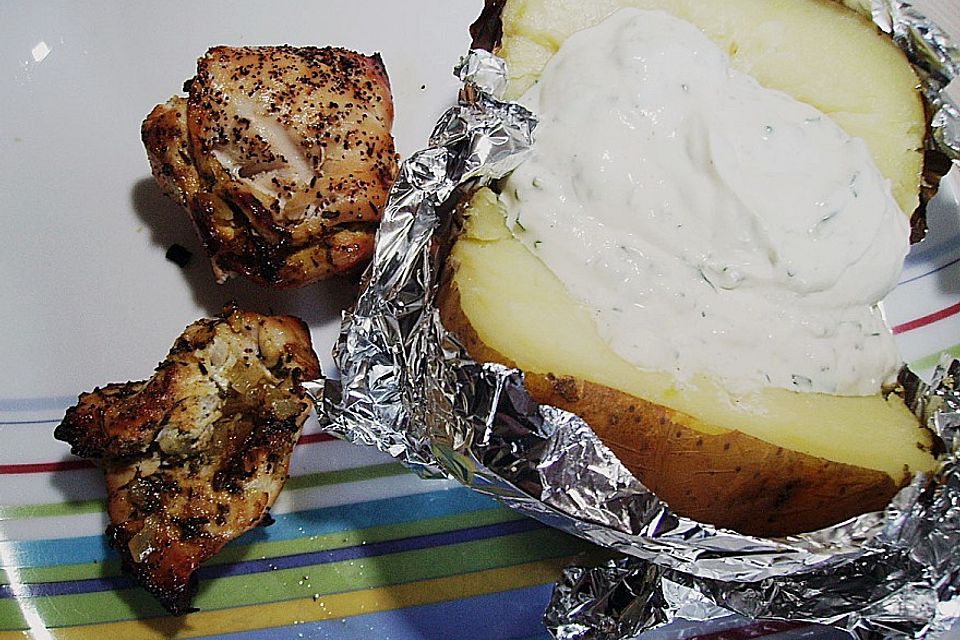 Gefüllte Hähnchenbrustfilets mit Folienkartoffeln und Kräuterquark