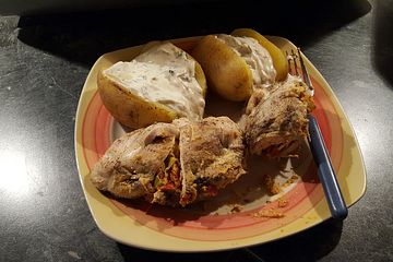 Gefüllte Hähnchenbrustfilets mit Folienkartoffeln und Kräuterquark