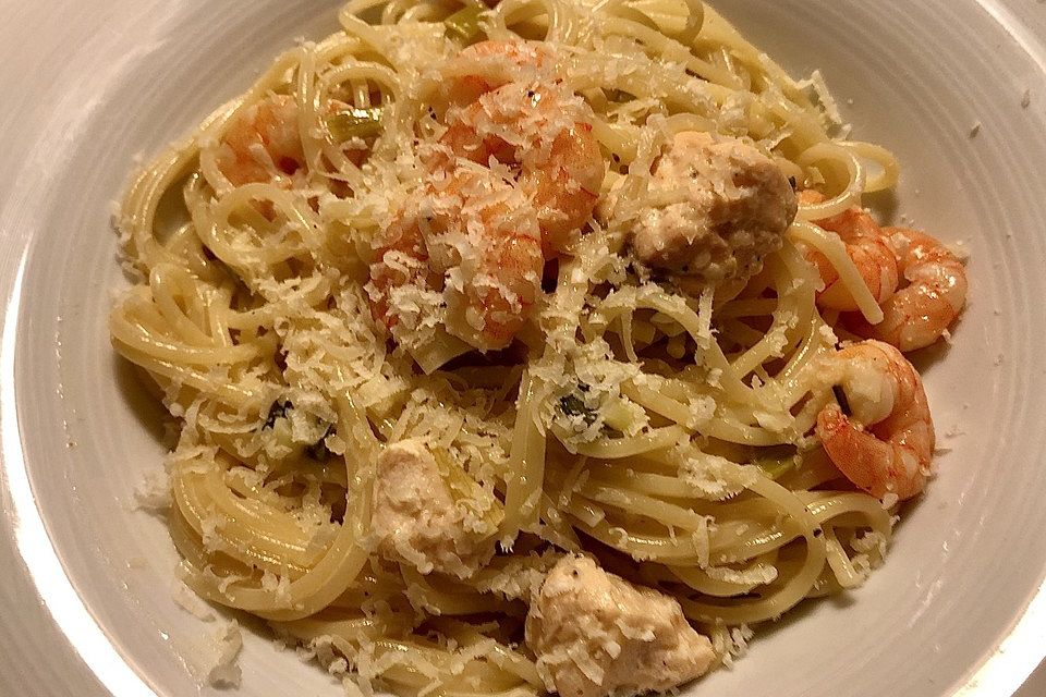 Spaghetti in einer Safran - Knoblauch - Soße mit frischem Fischfilet und Garnelen