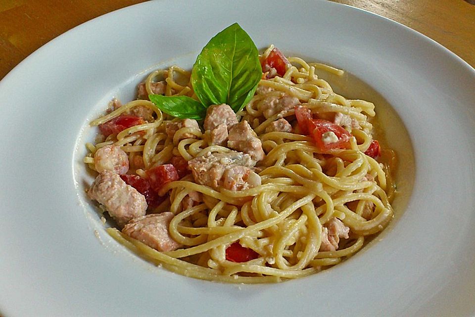 Spaghetti in einer Safran - Knoblauch - Soße mit frischem Fischfilet und Garnelen