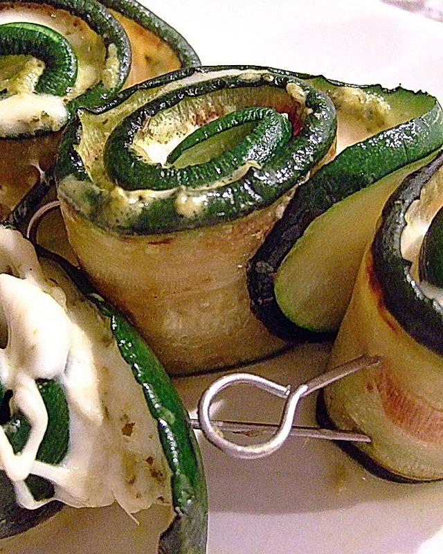 Zucchiniröllchen mit Schafskäse oder Mozzarella
