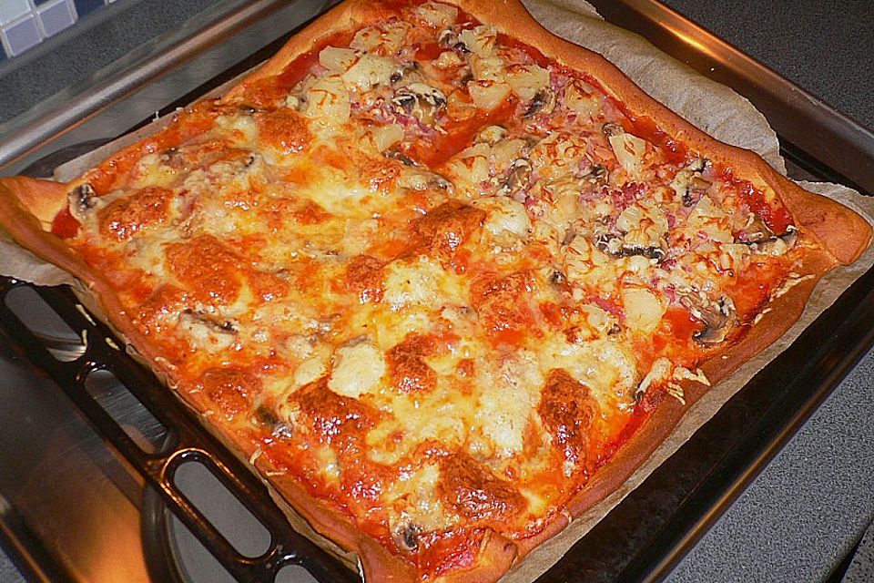 Pizza mit Tomatensoße und Salami