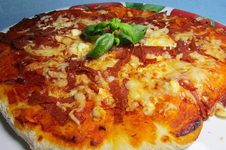 Pizza mit Tomatensoße und Salami