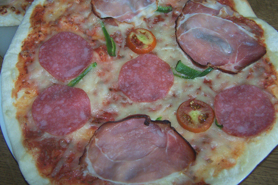 Pizza mit Tomatensoße und Salami