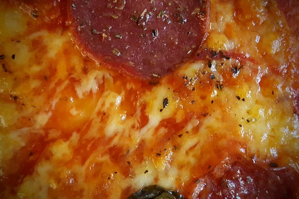 Pizza mit Tomatensoße und Salami