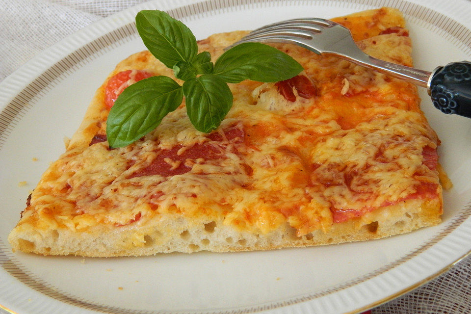 Pizza mit Tomatensoße und Salami